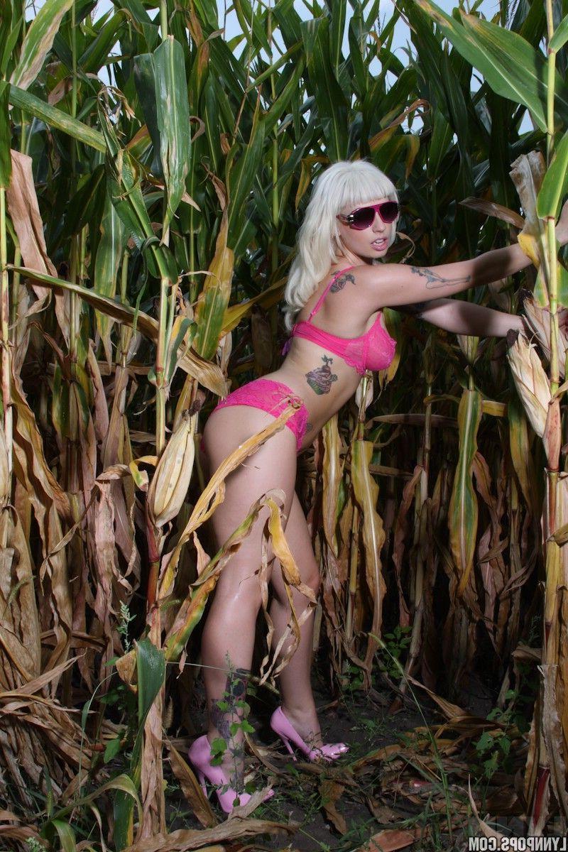 15P Pictures of teen Lynn Pops exposing her hot body outside