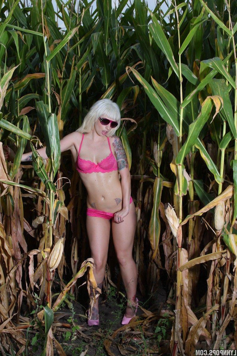 15P Pictures of teen Lynn Pops exposing her hot body outside