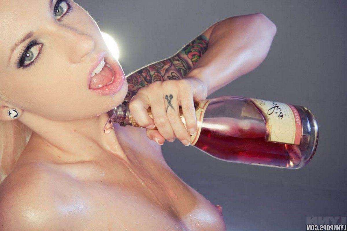 15P Pictures of teen model Lynn Pops getting her pussy drunk