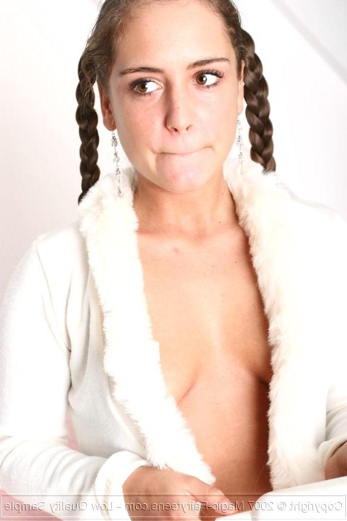 16P Pictures of schoolgirl Magic Kyleen getting all dirty