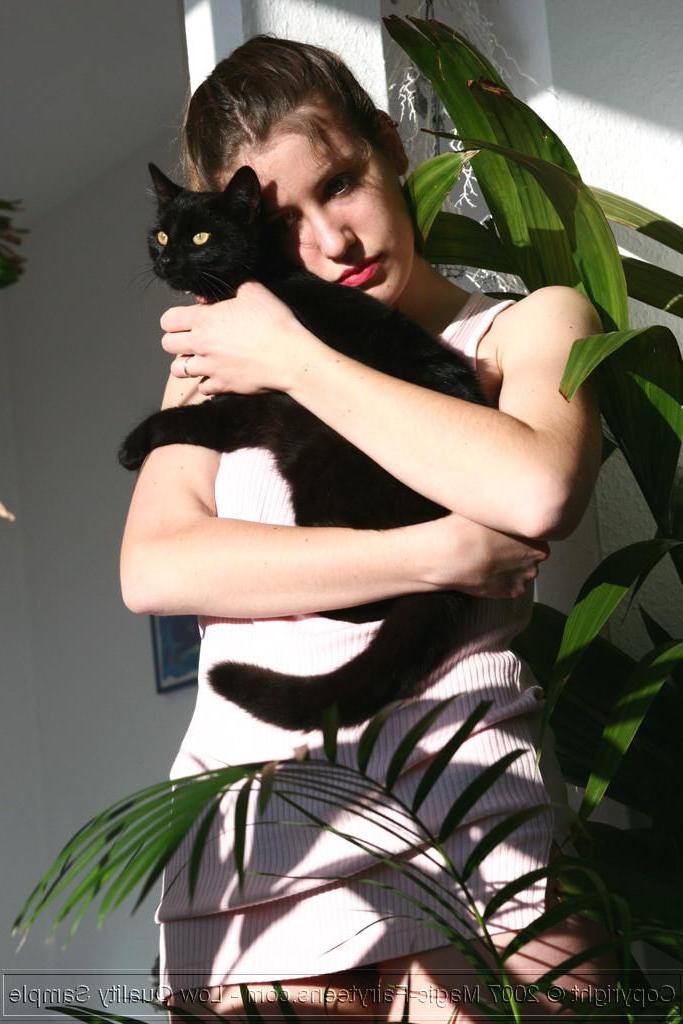 16P Pictures of Magic Luna flaunting her natural teen body
