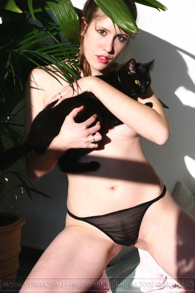 16P Pictures of Magic Luna flaunting her natural teen body