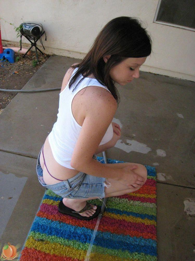 16P Pictures of wet peach Marie showing her sexy body