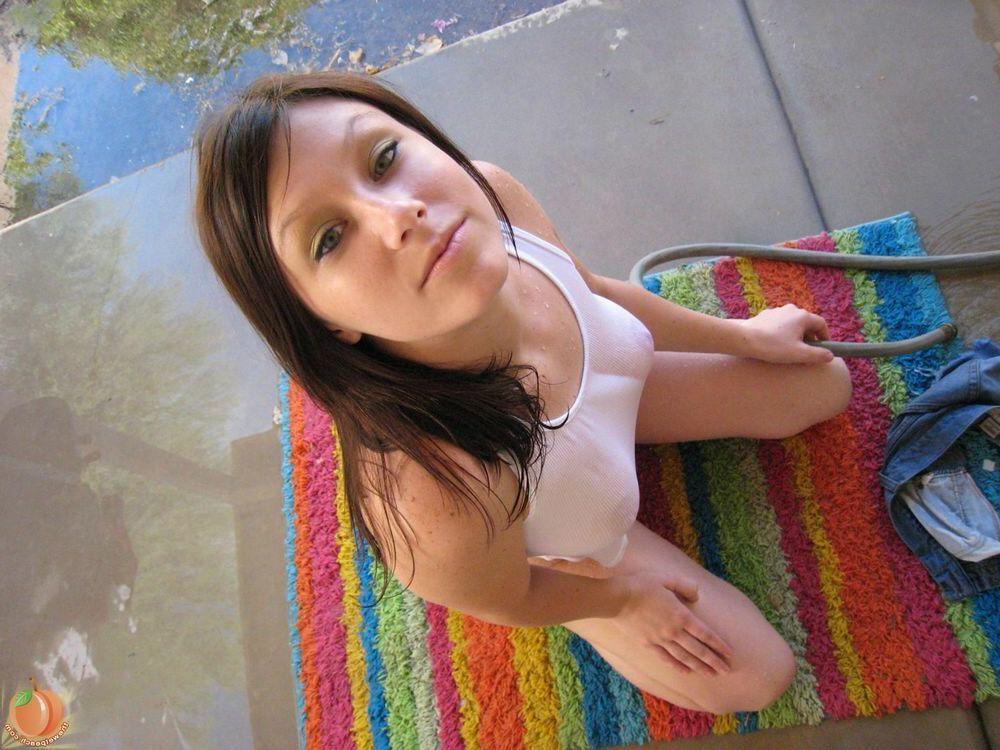 16P Pictures of wet peach Marie showing her sexy body