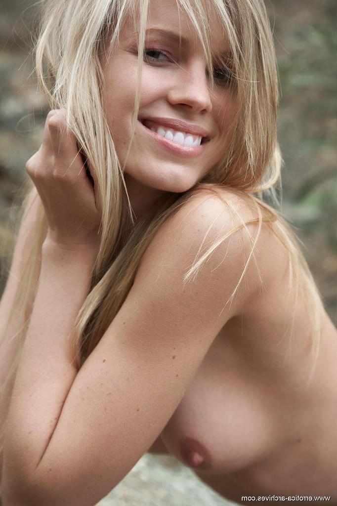 16P Nude model Marketa Belonoha displays her perfect body outside