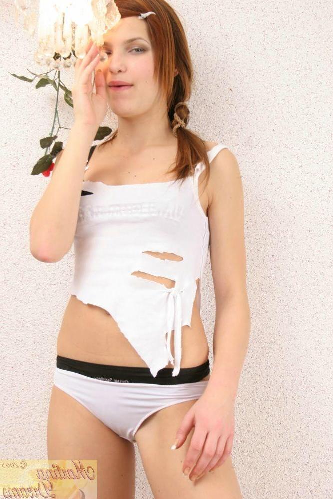 15P Pictures of teen Martina Dreams teasing with her hot body