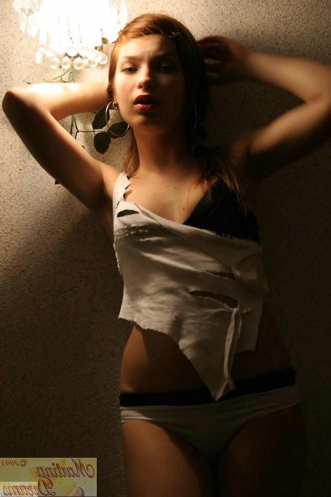 15P Pictures of teen hottie Martina Dreams teasing with her beautiful body