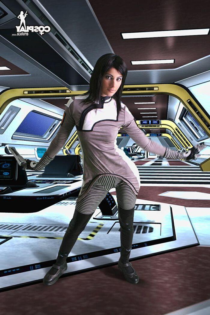 12P Hot cosplayer Marylin is your super sexy captain