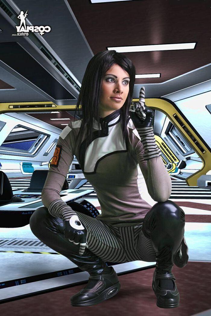 12P Hot cosplayer Marylin is your super sexy captain