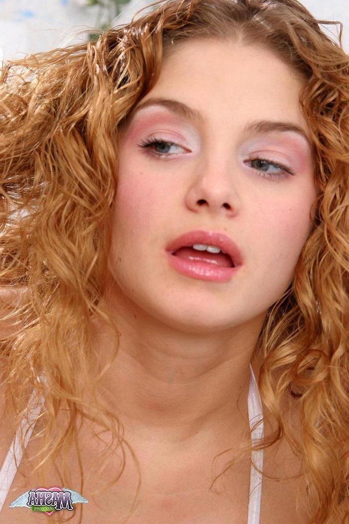 15P Pictures of teen Masha Star teasing with her hot body