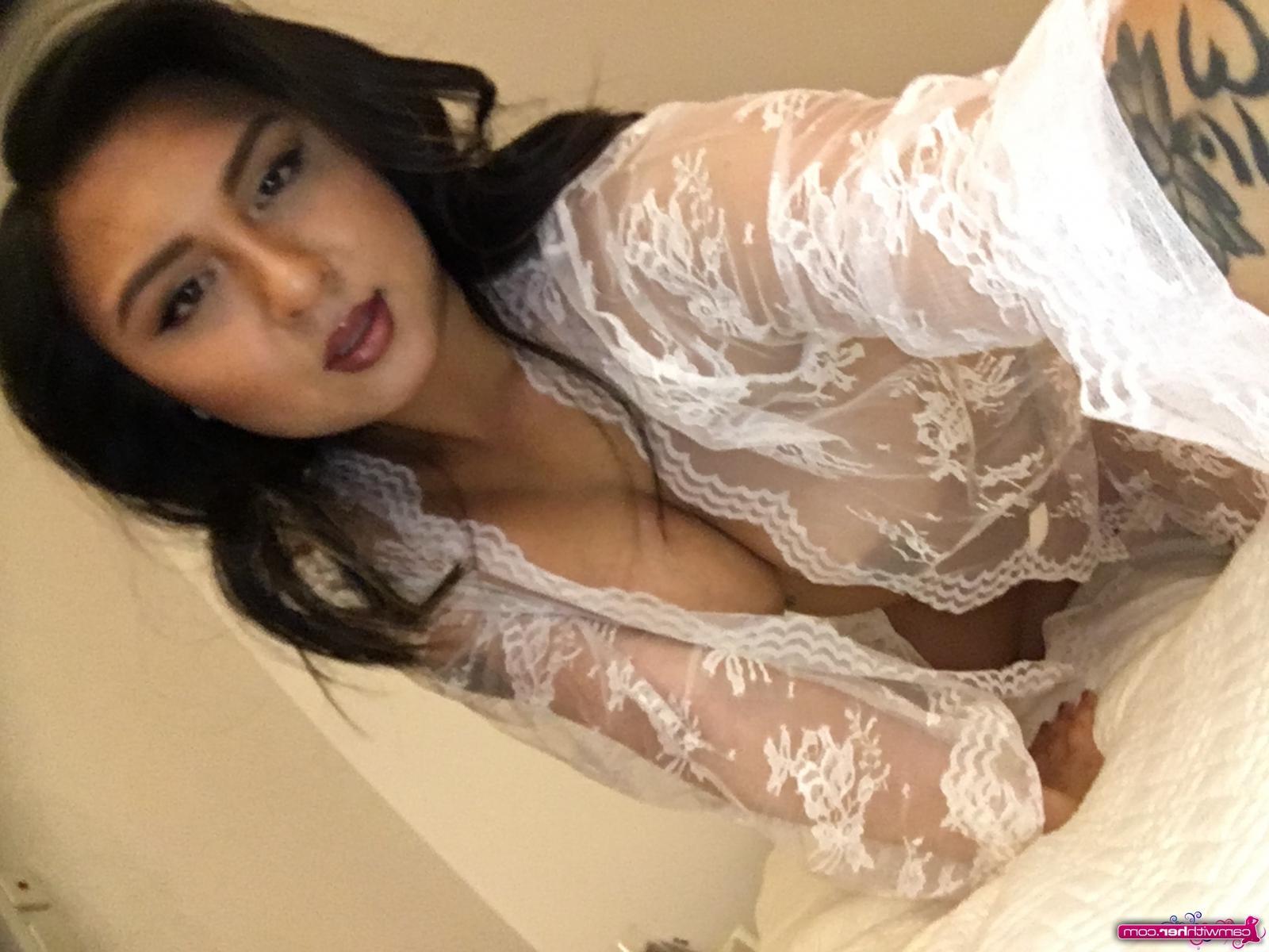 12P Brunette babe Maxxine Ruby takes some selfies of her hot body in bed