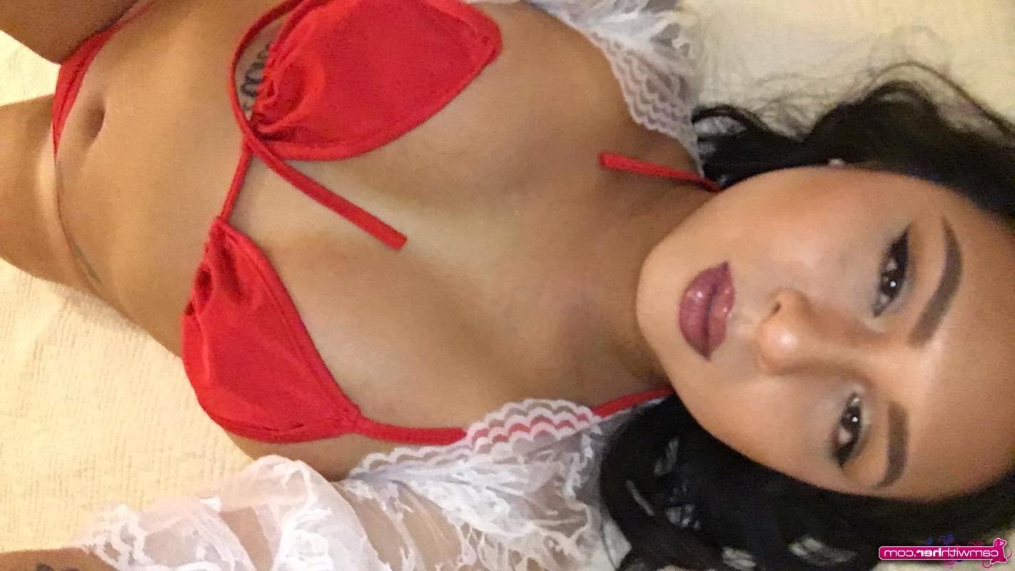 12P Brunette babe Maxxine Ruby takes some selfies of her hot body in bed