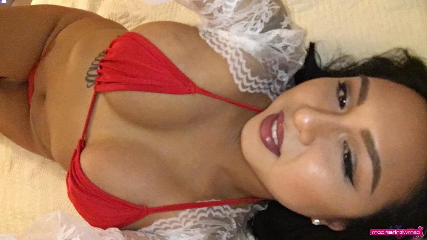 12P Brunette babe Maxxine Ruby takes some selfies of her hot body in bed
