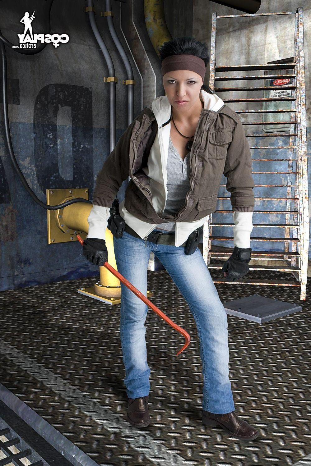 16P Cosplayer Mea Lee does a sexy Half Life themed set