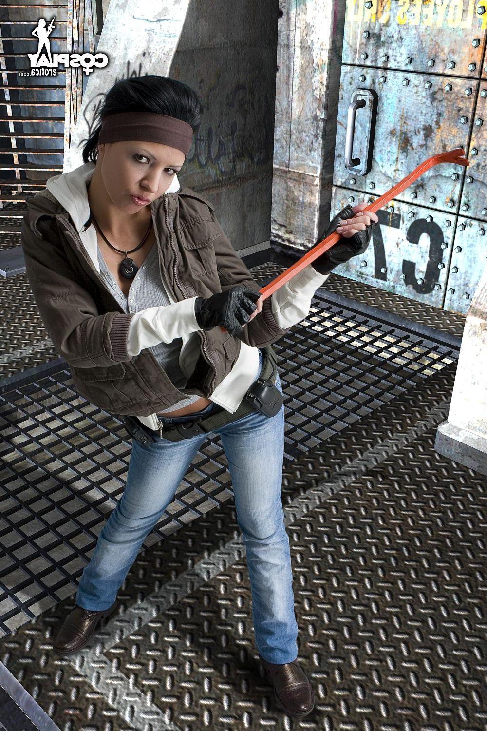 16P Cosplayer Mea Lee does a sexy Half Life themed set