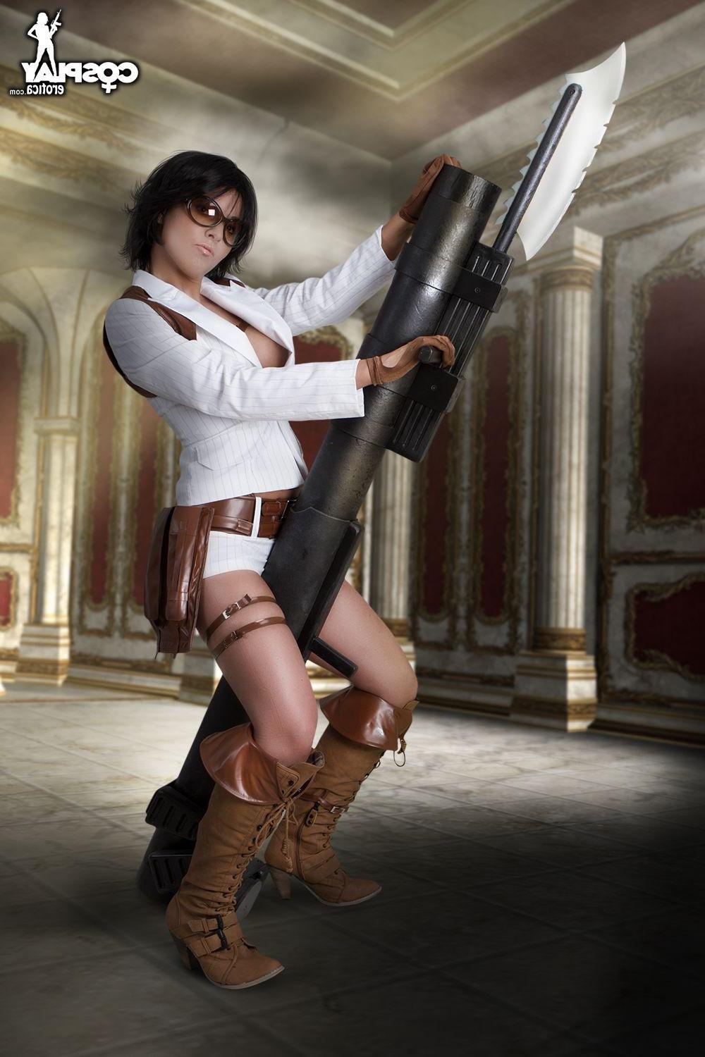 12P Cosplay babe Mea Lee strips naked in her costume