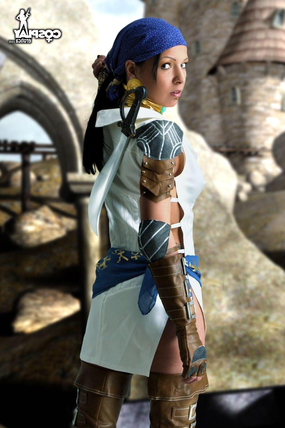 16P Cosplayer Mea Lee dresses up as Isabela from Dragon Age