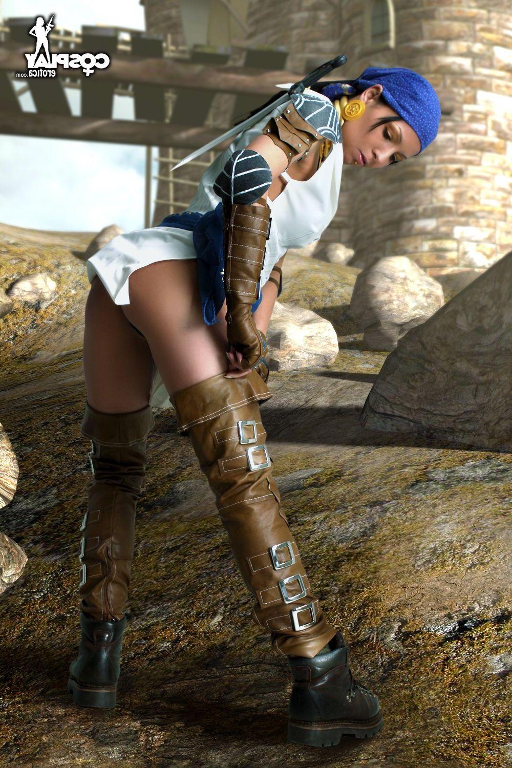 16P Cosplayer Mea Lee dresses up as Isabela from Dragon Age
