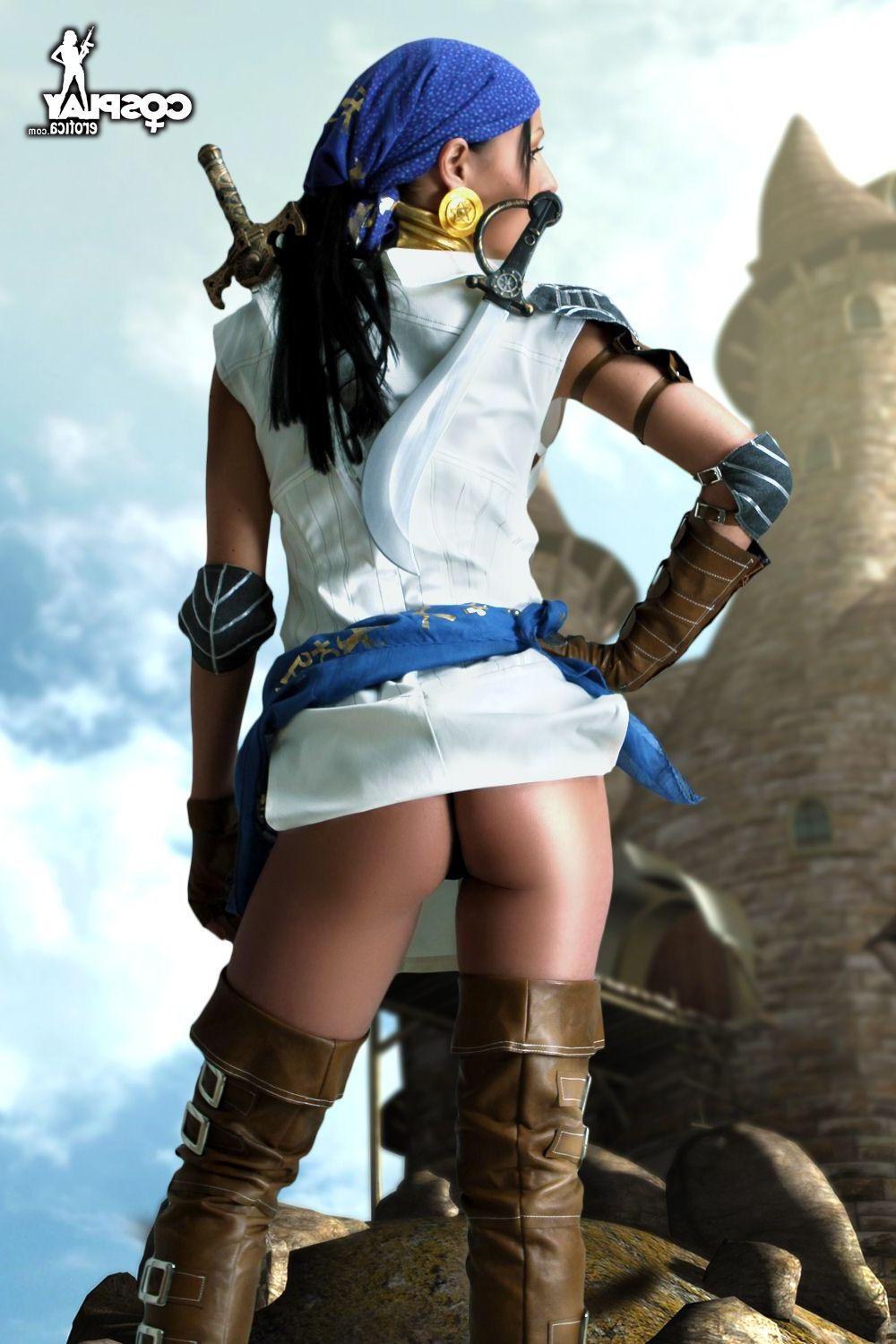 16P Cosplayer Mea Lee dresses up as Isabela from Dragon Age