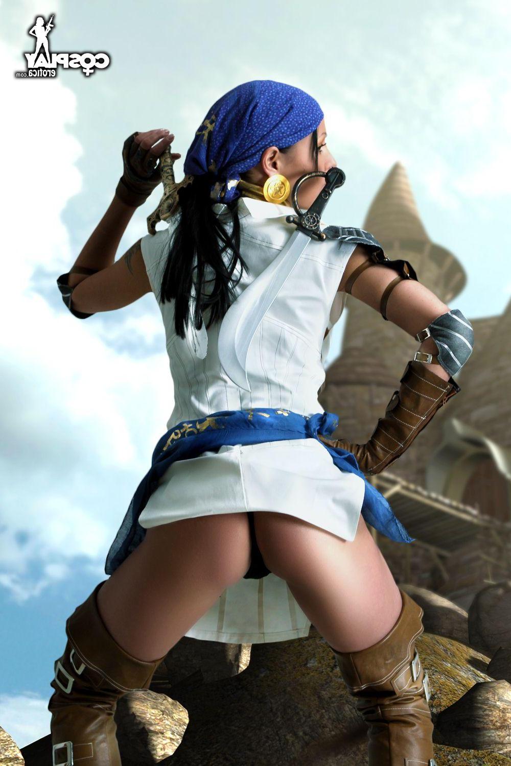 16P Cosplayer Mea Lee dresses up as Isabela from Dragon Age
