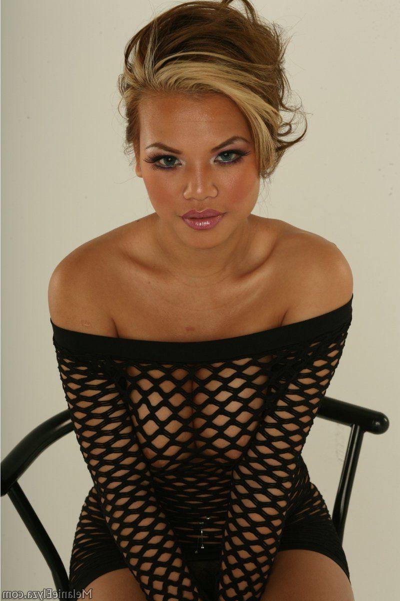 15P Pictures of teen Melanie Elyza showing her hot body