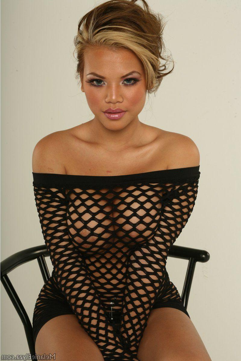15P Pictures of teen Melanie Elyza showing her hot body