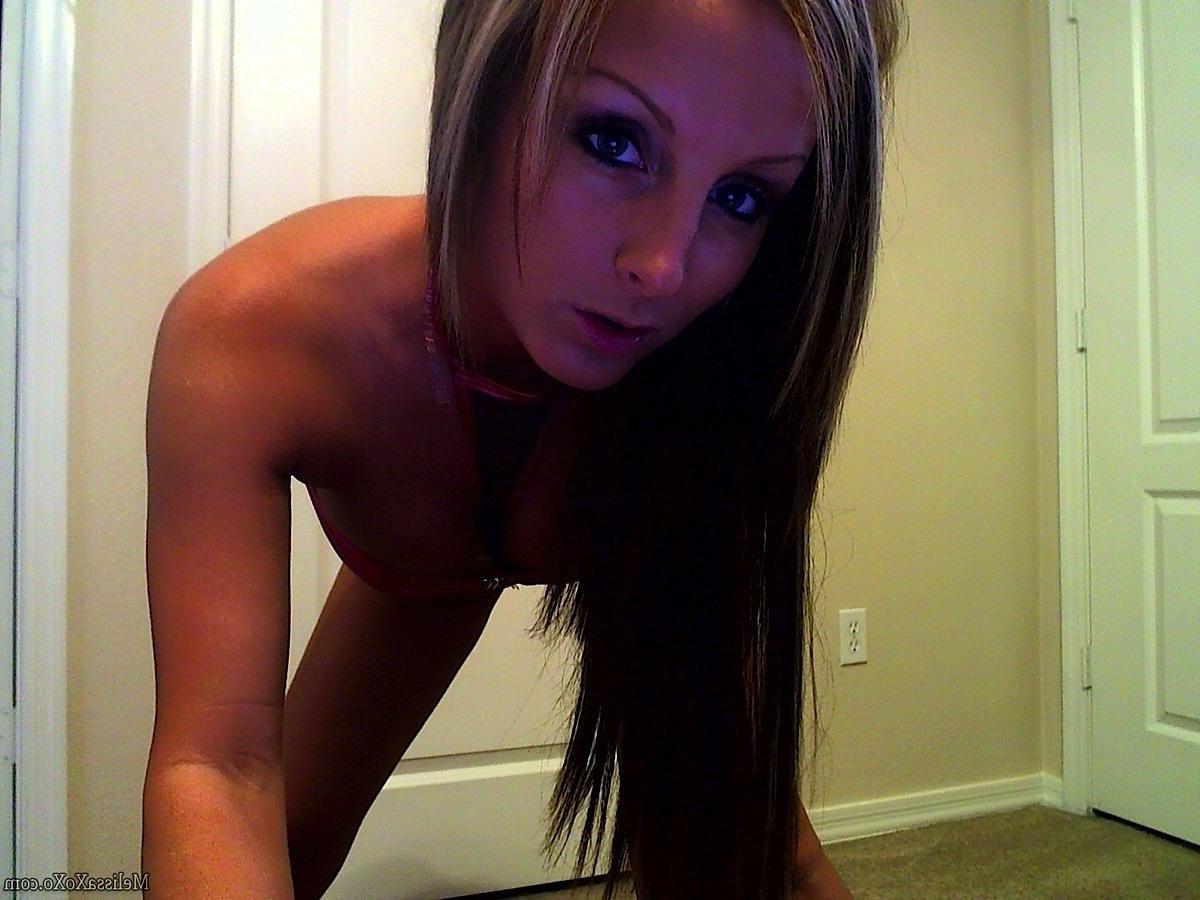 15P Pictures of Melissa XoXo giving you sexy amateur pics in red lingerie