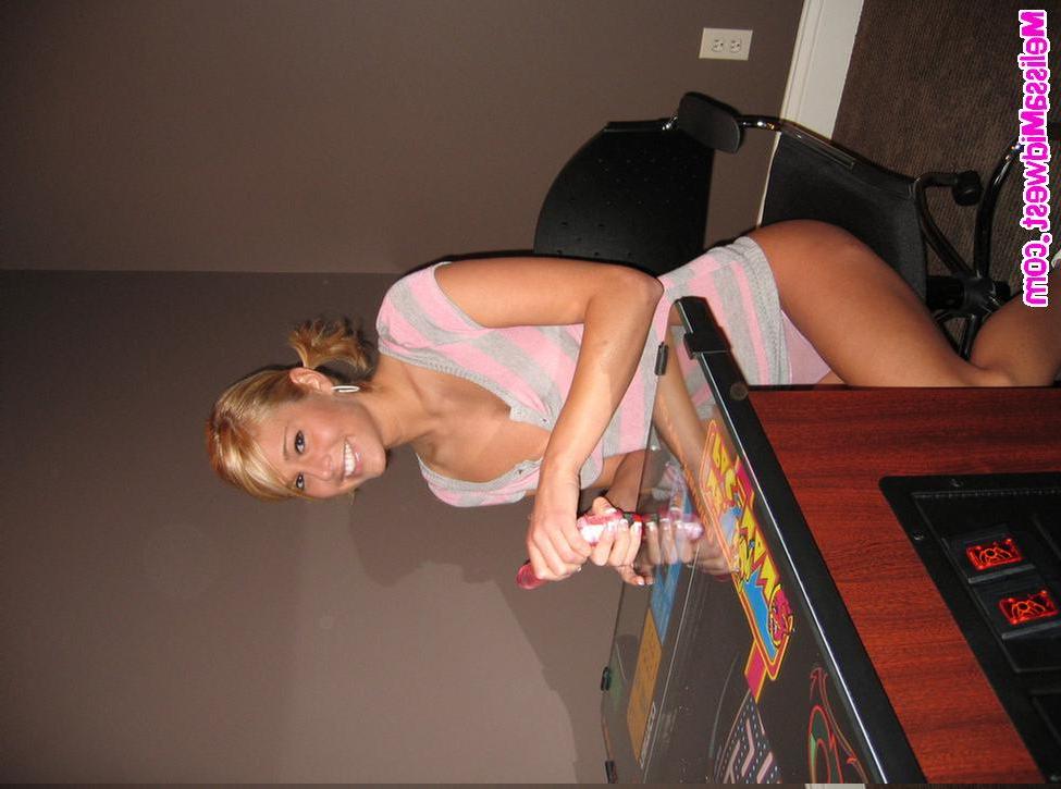 16P Melissa does some weird things to a dildo