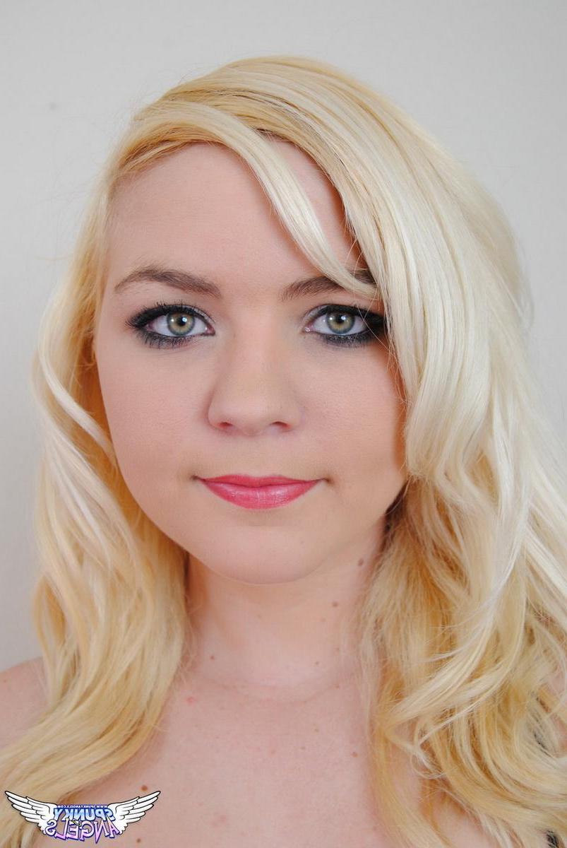 20P Blonde beauty Mindy dresses up in a corset and invites you into bed