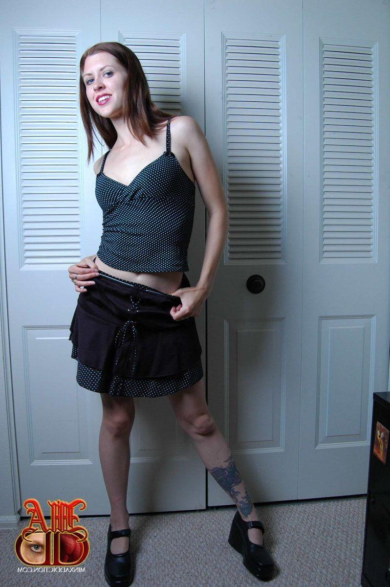 12P Pictures of Minx showing off her hot body