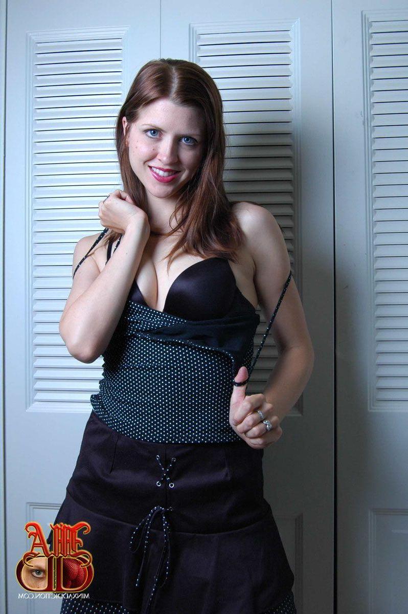 12P Pictures of Minx showing off her hot body