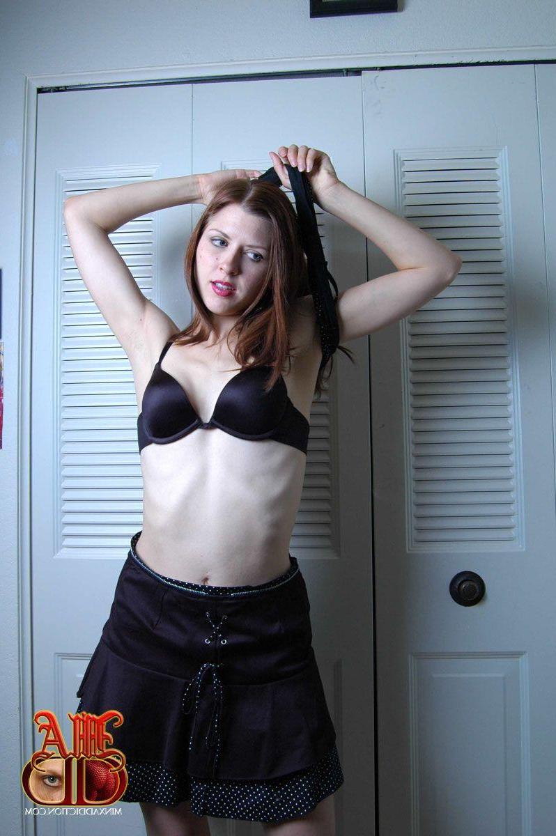 12P Pictures of Minx showing off her hot body