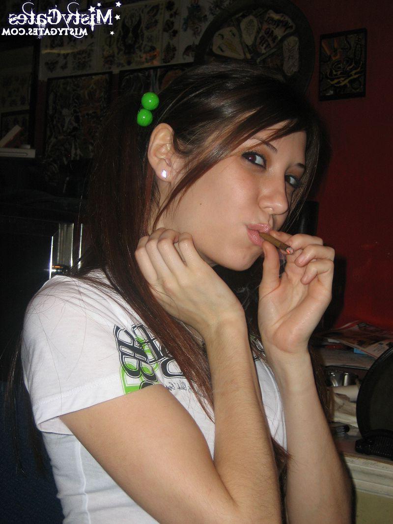 15P Pictures of teen model Misty Gates exposing her hot body