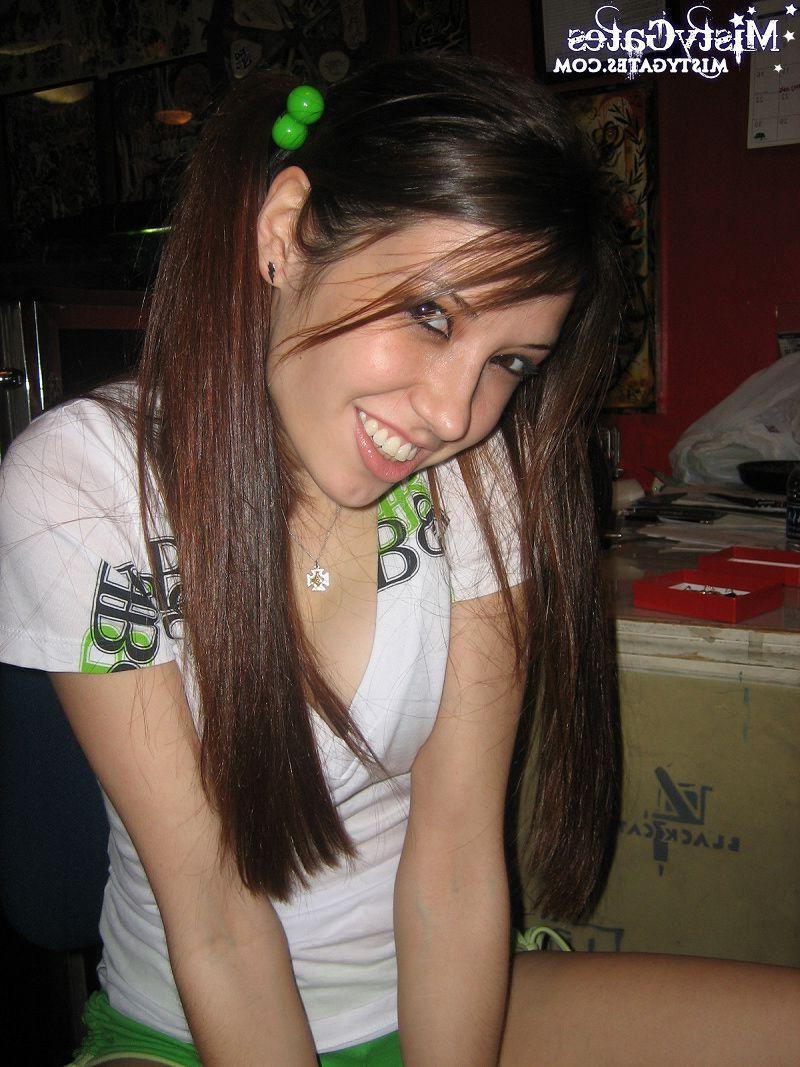 15P Pictures of teen model Misty Gates exposing her hot body