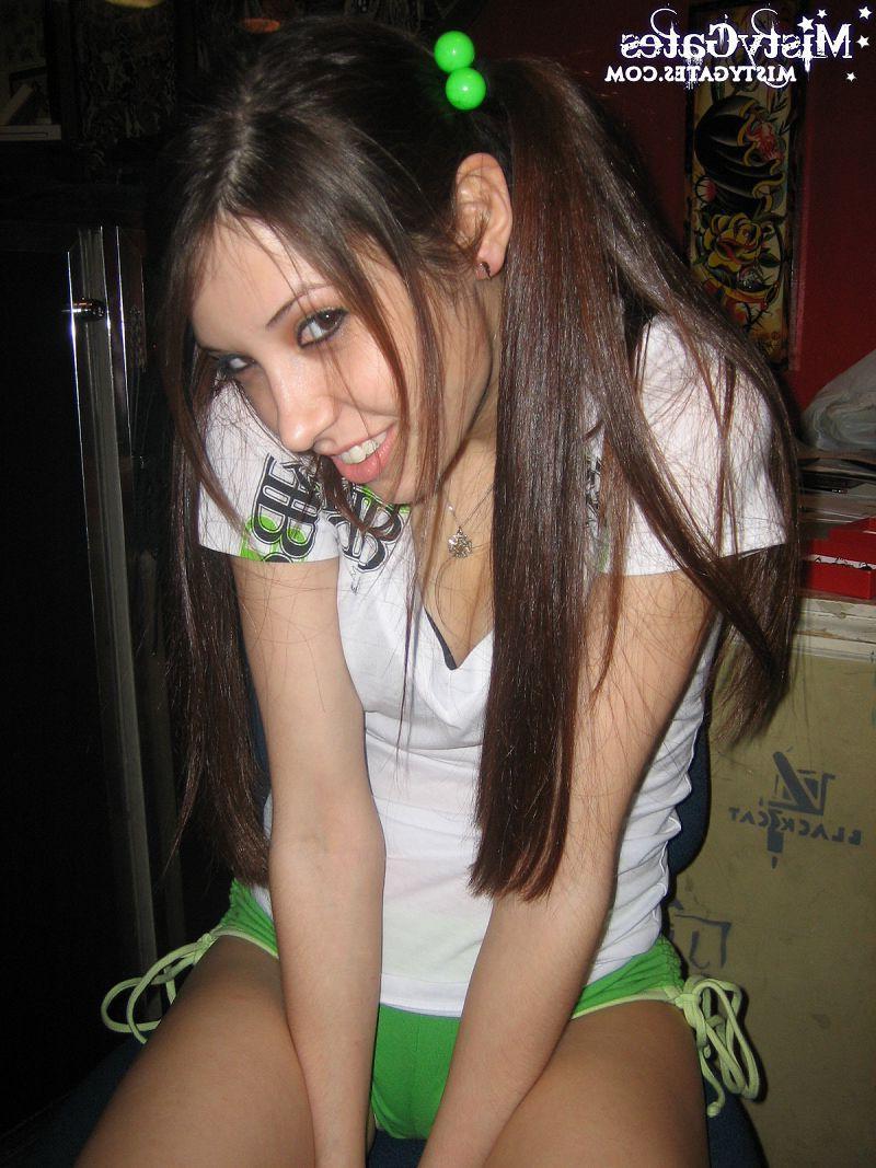 15P Pictures of teen model Misty Gates exposing her hot body