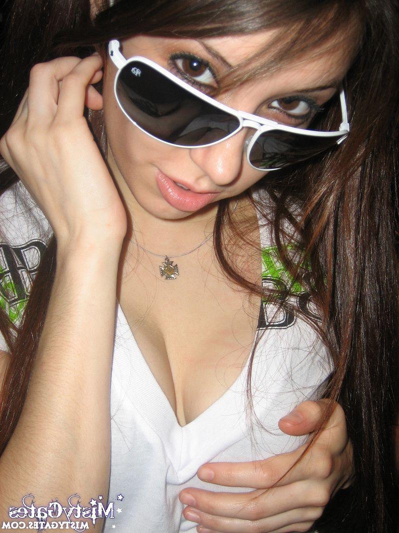 15P Pictures of teen model Misty Gates exposing her hot body