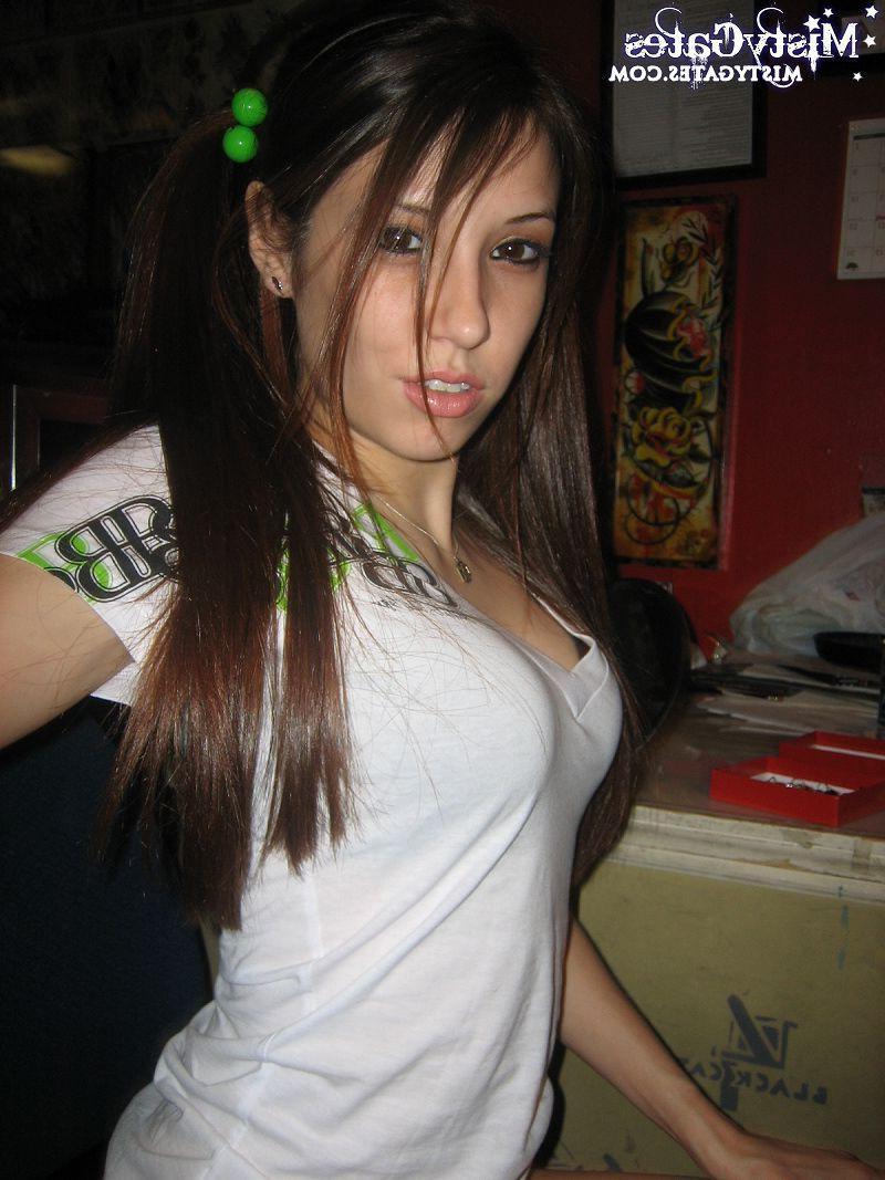 15P Pictures of teen model Misty Gates exposing her hot body