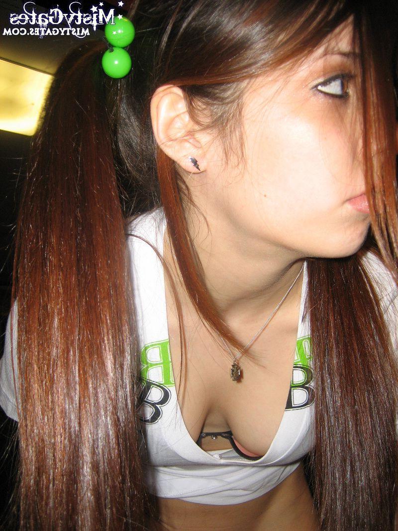 15P Pictures of teen model Misty Gates exposing her hot body