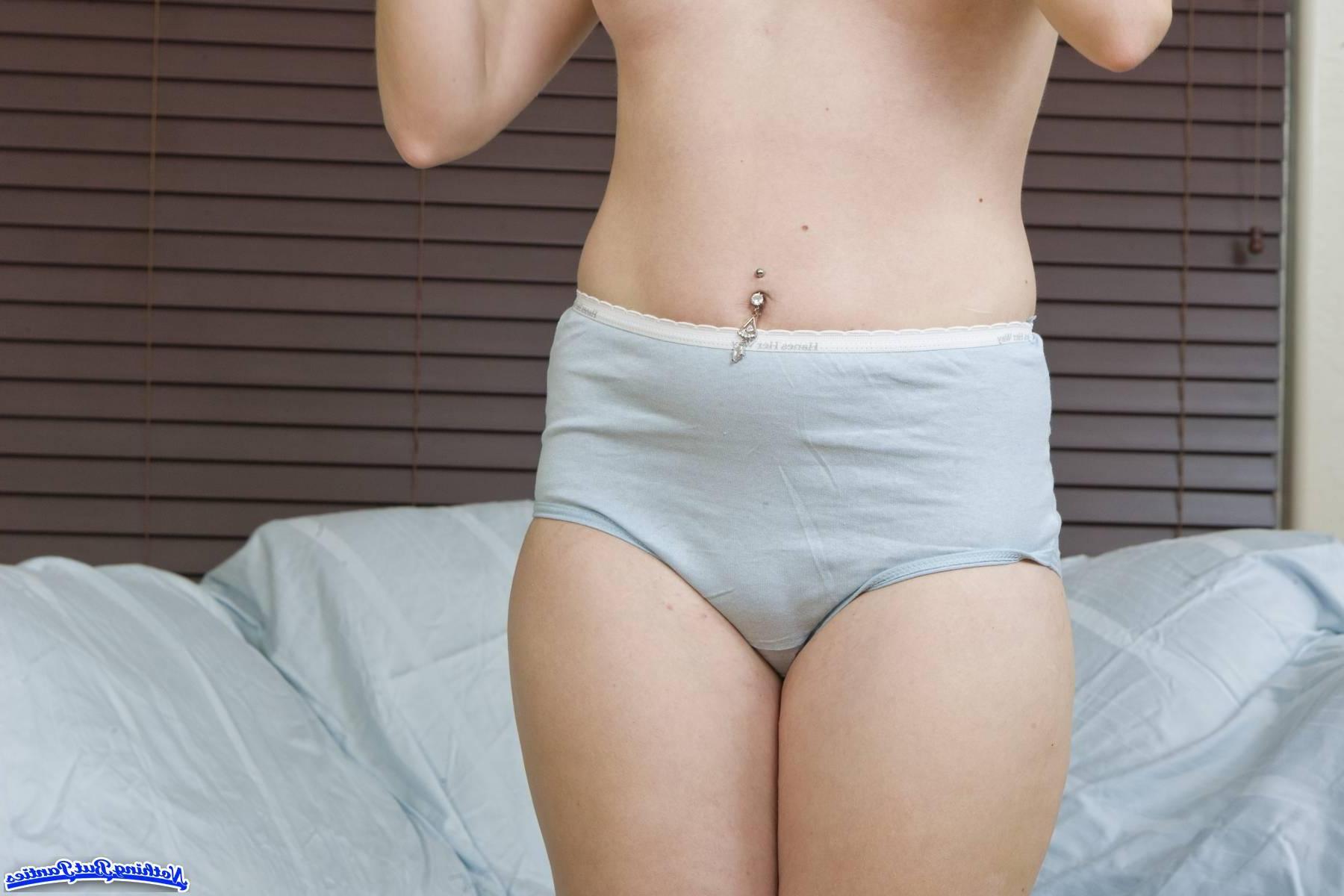 18P Pictures of teen girl Molly sliding down her panties in bed