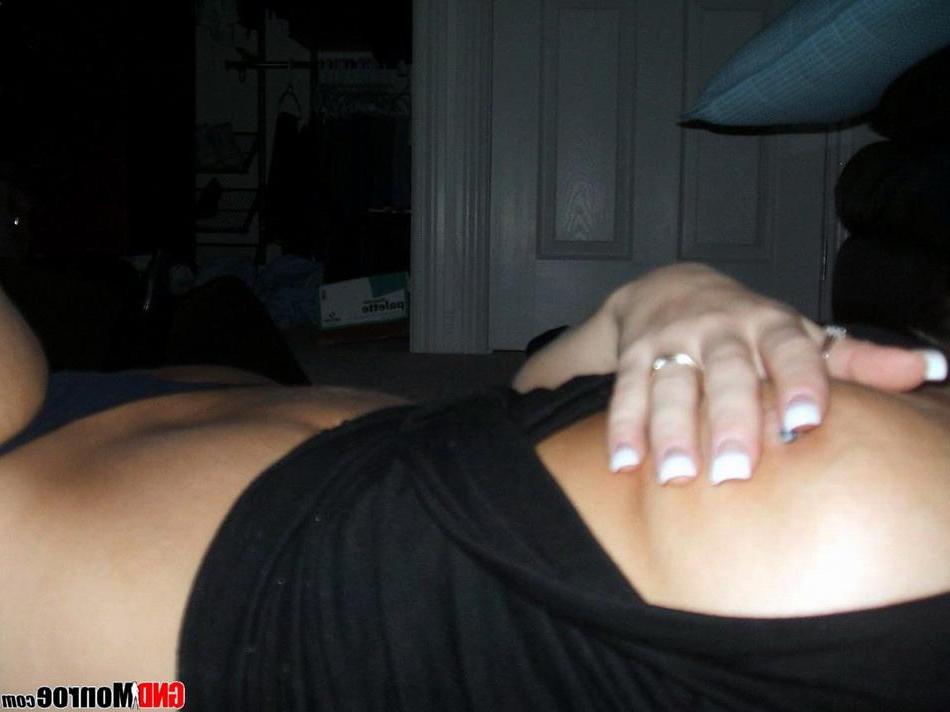 16P Pictures of GND Monroe taking sexy pics of herself