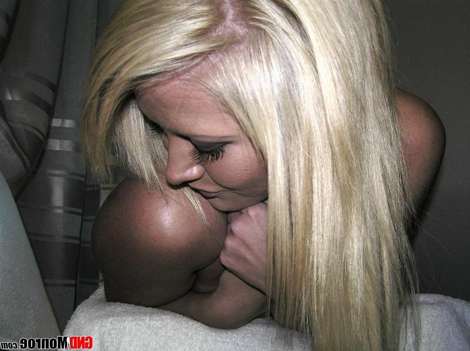 16P Pictures of teen GND Monroe strutting her perfect body on webcam