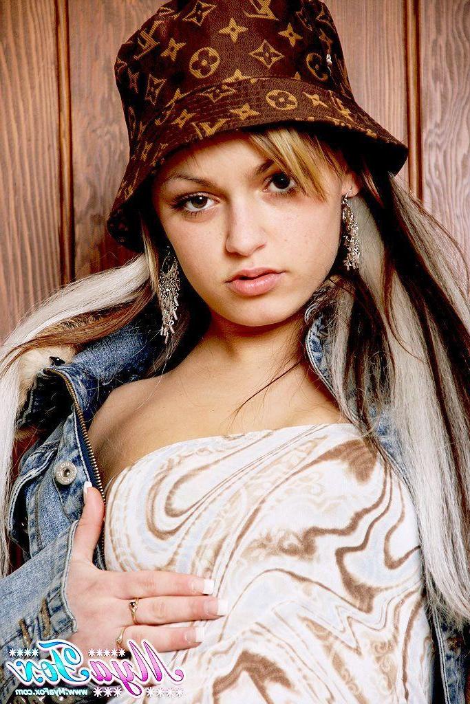16P Pictures of teen Mya Fox showing off her hot body