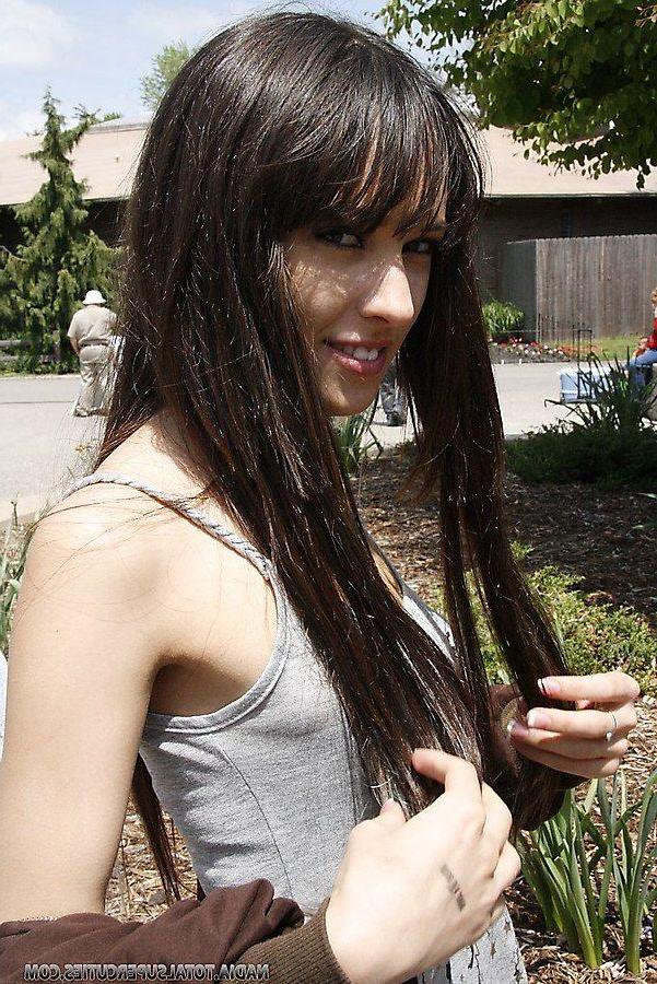 18P Pictures of teen star Nadia showing her hot body