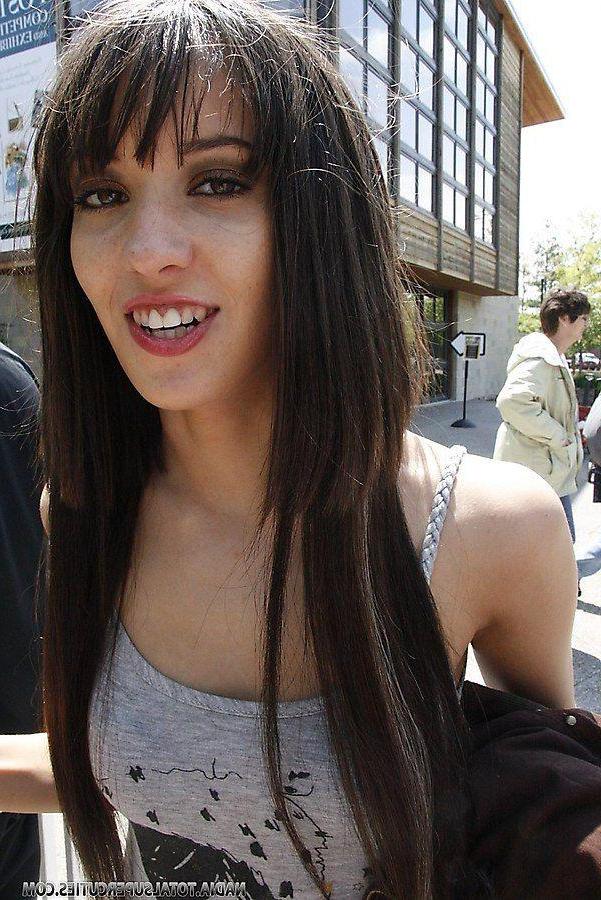 18P Pictures of teen star Nadia showing her hot body