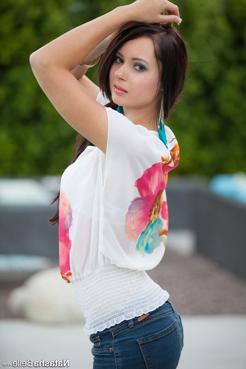 16P Natasha Belle gives an irresistable outdoor striptease