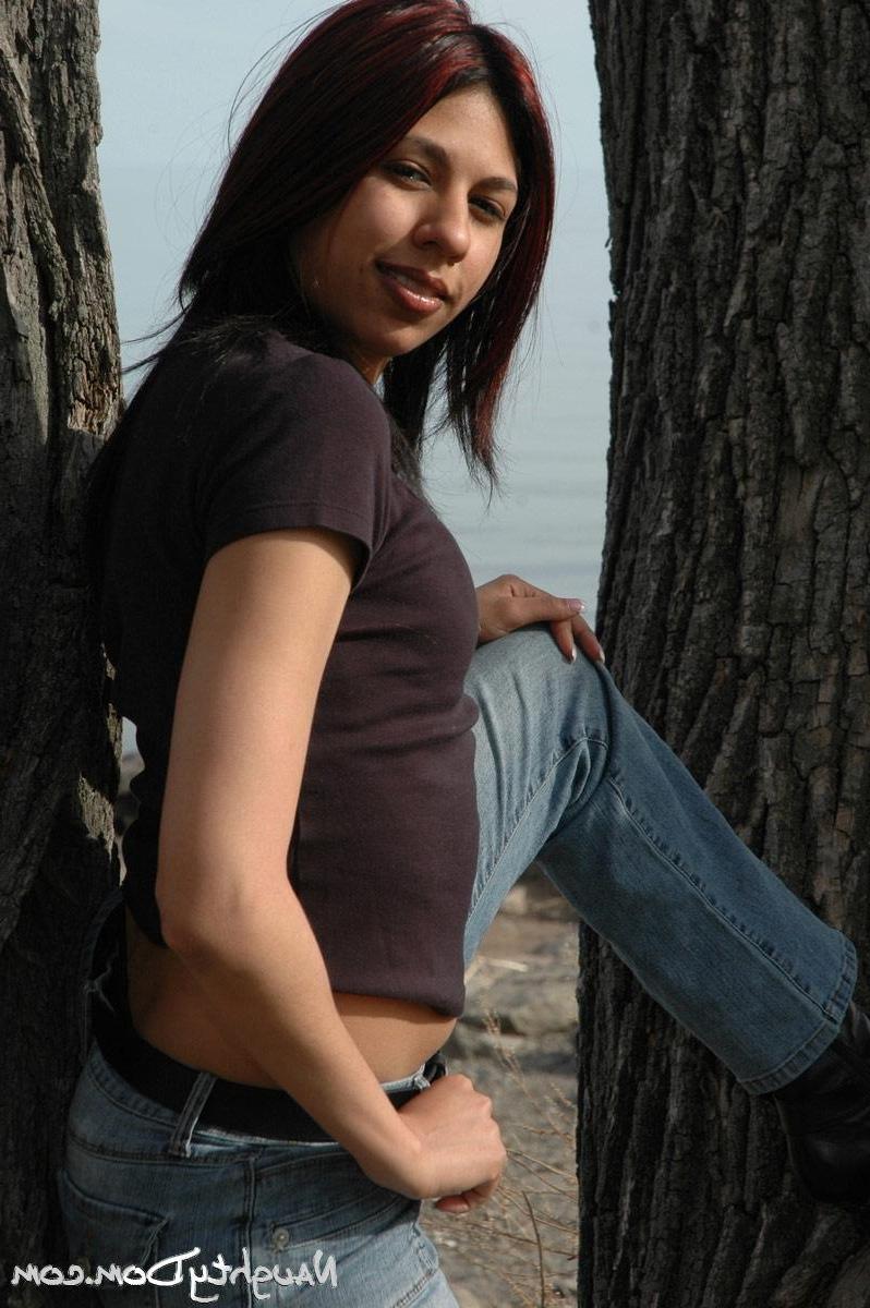 15P Pictures of Naughty Dom showing off her hot body outside