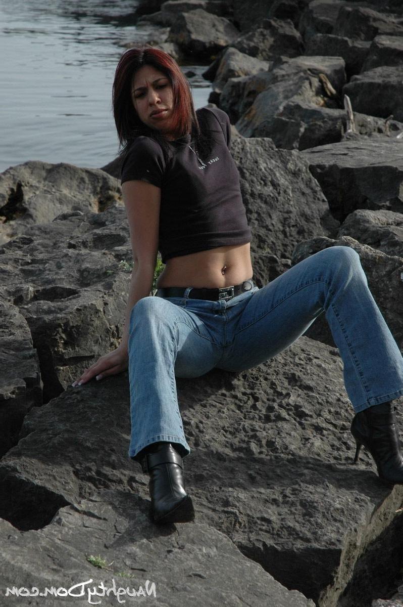 15P Pictures of Naughty Dom showing off her hot body outside