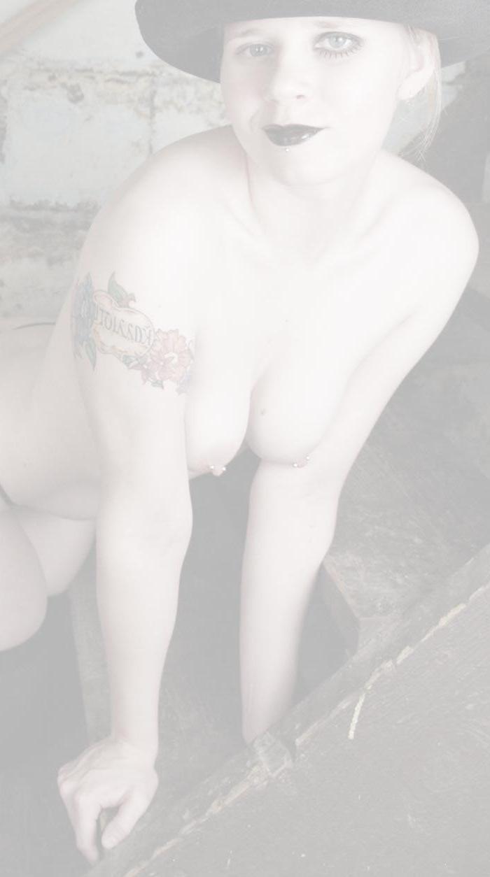 18P Pictures of NerdPr0n Anna showing off her nude body