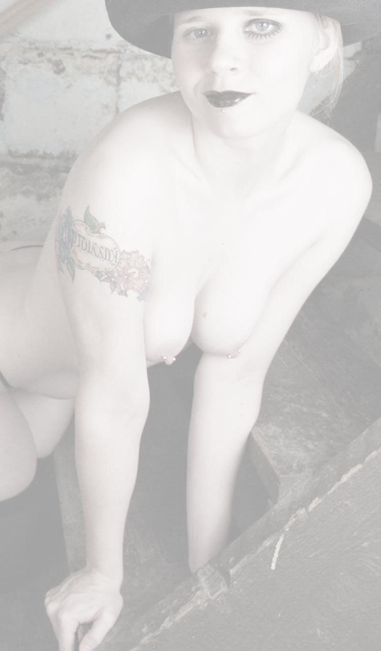18P Pictures of NerdPr0n Anna showing off her nude body