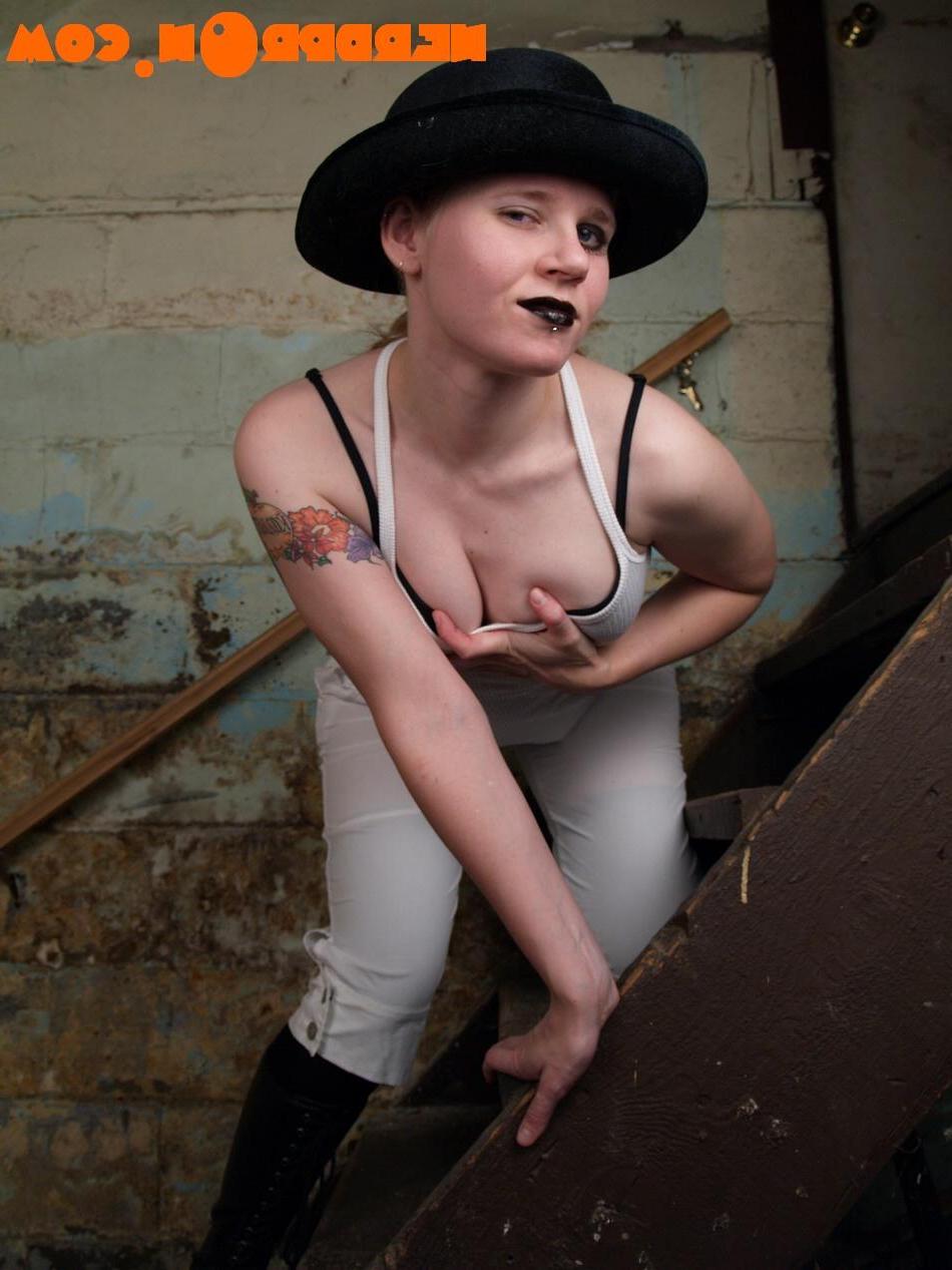 18P Pictures of NerdPr0n Anna showing off her nude body